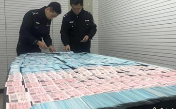 北京鐵警搗毀一制假窩點查獲假火車票2600余張（轉(zhuǎn)自中國新聞網(wǎng)）  　　北京鐵路警方8日通報稱，一個隱藏在出租房內(nèi)制作假火車票的窩點日前被警方端掉，當(dāng)場繳獲假火車票2600余張。  　　中新網(wǎng)北京12月8日電 (王海蛟)北京鐵路警方8日通報稱，一個隱藏在出租房內(nèi)制作假火車票的窩點日前被警方端掉，當(dāng)場繳獲假火車票2600余張。犯罪嫌疑人唐某已被北京鐵路警方刑事拘留。  　　據(jù)了解，為切實維護(hù)廣大旅客合法權(quán)益，嚴(yán)厲打擊涉票違法犯罪活動，確保2020年春運鐵路治安秩序良好，公安部鐵路公安局從2019年12月1日起，在全國鐵路公安機(jī)關(guān)啟動為期80天的打擊倒票“獵鷹-2020”戰(zhàn)役。  　　據(jù)北京鐵路公安處治安支隊相關(guān)負(fù)責(zé)人介紹，通過近一周的摸排調(diào)查工作，12月5日18時許，治安支隊在北京市豐臺區(qū)一平房內(nèi)查獲一處制作假火車票窩點，當(dāng)場抓獲嫌疑人唐某。據(jù)唐某交代，他是通過在互聯(lián)網(wǎng)某網(wǎng)站發(fā)布消息進(jìn)行招攬，然后再根據(jù)客戶要求制作販賣用于報銷的假火車票，每張收費25元至35元不等。隨后，民警又在出租房內(nèi)查獲制假工具，以及制作的半成品假火車票2500余張、已經(jīng)制作完成的假火車票130張。目前，該嫌疑人因涉嫌偽造有價票證罪，已被北京鐵路警方刑事拘留。  　　據(jù)悉，在“獵鷹-2020”戰(zhàn)役中，北京鐵路警方抽調(diào)專門警力組建“獵鷹小分隊”，部署警力加大利用互聯(lián)網(wǎng)進(jìn)行倒賣火車票、以及利用他人身份信息囤積車票等不法行為，全方位擠壓涉票違法犯罪活動空間。(完)